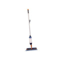 Equipo de limpieza de pisos Pace Tool de Diversey, mostrando su mango ergonómico, botella de solución y base para microfibra.